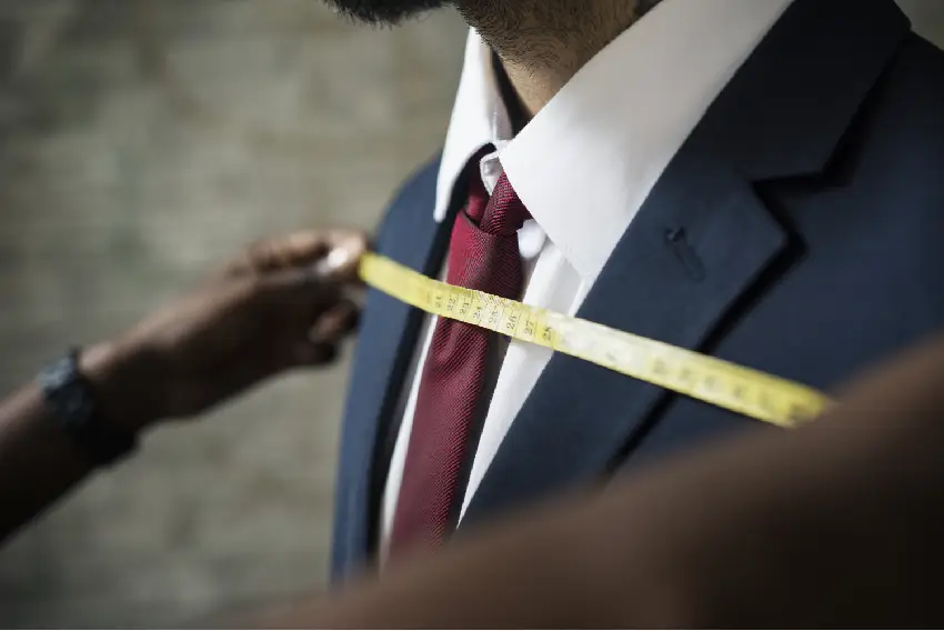 Persona midiendo el traje